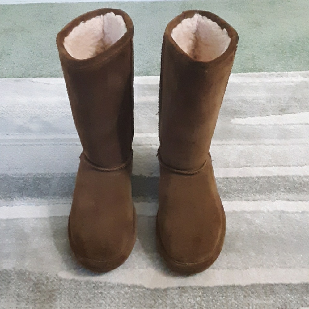 GIRLS BEARPAW BOOTS